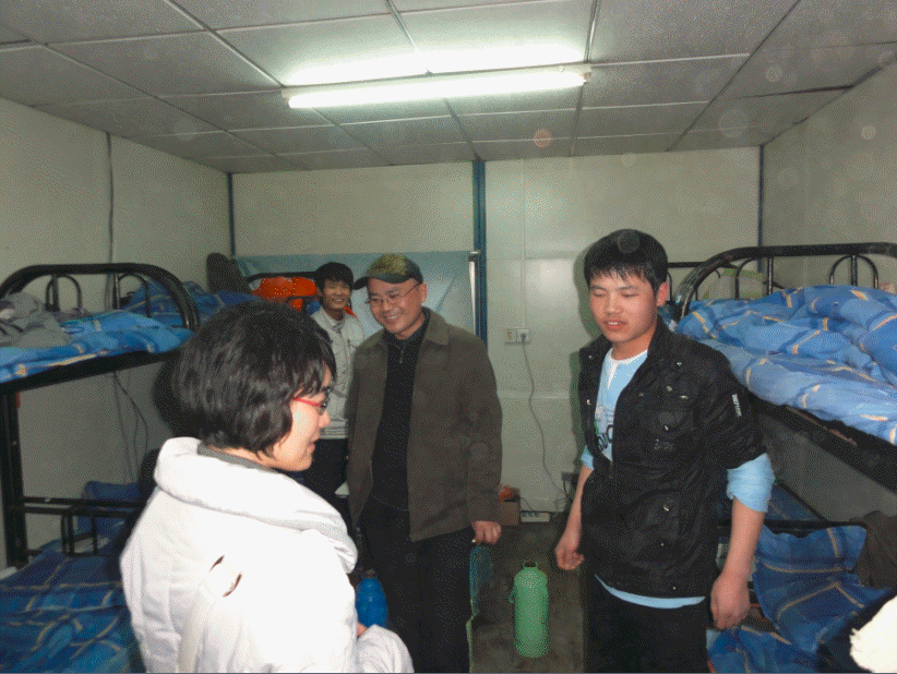 看望现场实习员工